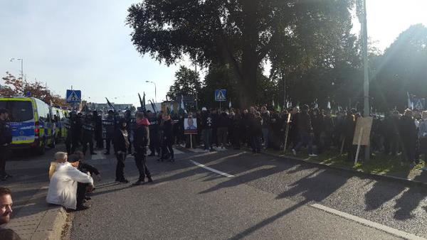 NMR:s demo strationståg står fortfarande still vid Lisebergsstationen. Många verkar trötta och vad de ska göra nu är oklart.