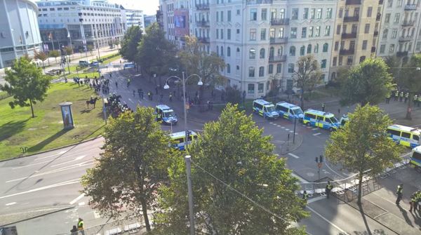 Så är ser det just nu ut vid Sten Sturegatan där nazistdemonstrationen var tänkt att börja.