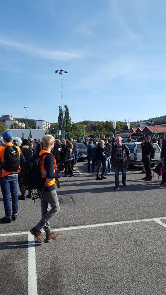 Runt 500 personer har nu samlats utanför ICA maxi i Mölndal för att delta i NMRs demonstration.