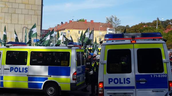 Motdemonstranter försökte ta sig fram till NMR men stoppades av polis.