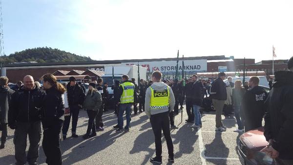 Demonstrationståget som skulle gått vid 11 står fortfarande still utanför ICA maxi i Mölndal.