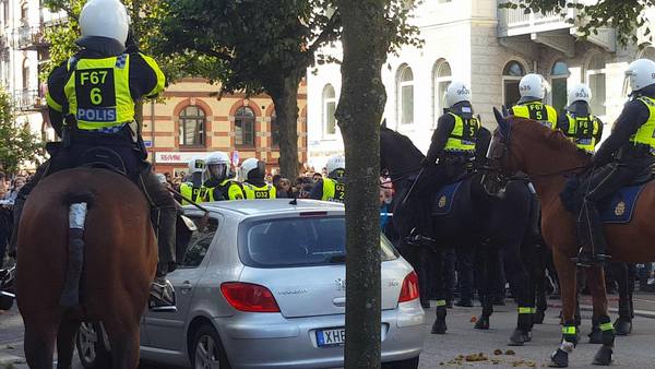 Upprörd stämning på platsen där motdemonstranter försökte ta sig förbi polisen.
