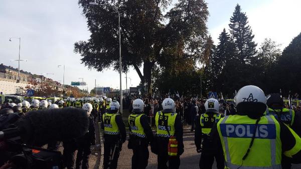Bråk här utbrutit på samlingsplatsen  då NMR gick på journalister med sköldar. Polisen gick in med batonger och pepparsprej. NMR kastade stolar mot polisen.