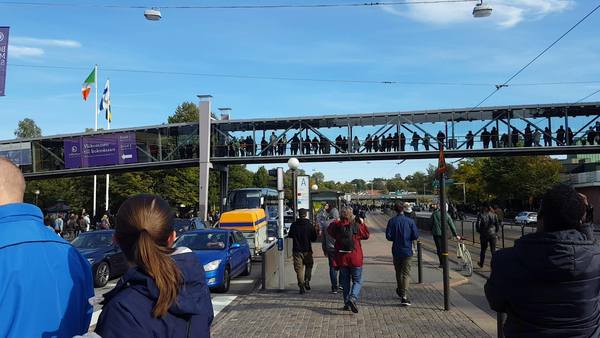 Det är fullt med folk i Centrala Göteborg. Här utanför Liseberg.