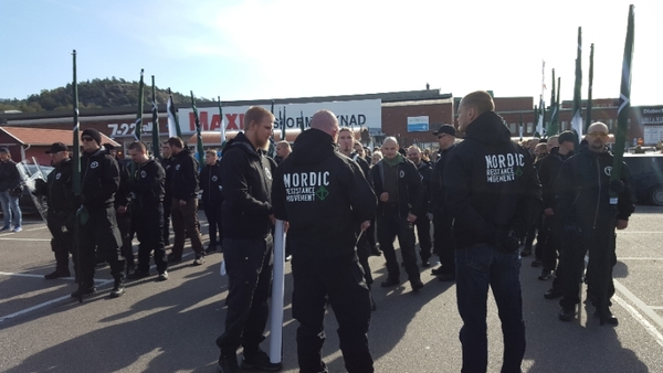 Mer folk på plats i tåget än tidigare. Vi uppskattar att det är minst 600 personer nu