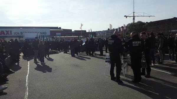 De som ska gå i NMR:s tåg har samlats på en parkering i Mölndal. Våra reportrar på plats beskriver allt som lugnt och stilla.