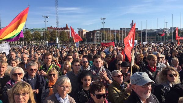 Ytterligare en bild på hur det ser ut på Heden i Göteborg just nu där folk samlas för att manifestera mot nazisterna.