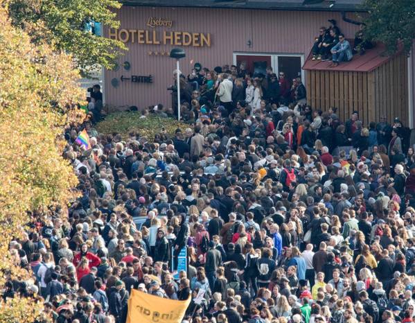 Fortfarande många motdemonstranter vid Heden