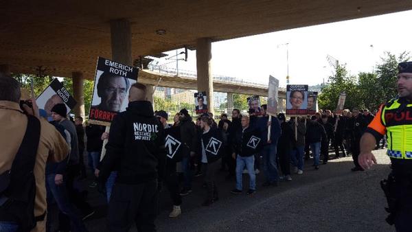Nazisttåget rör sig sakta mot Scandinavium. Inte ett ljud från demonstranterna. Många kvinnor går i mitten.