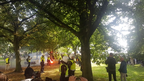 Motdemonstranter har kastat knallskott och bengaler.