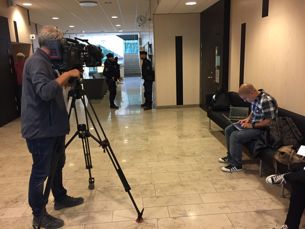 Eftersom att förhandlingen nu pågår bakom stängda dörrar måste vi vänta utanför rättssalen. Men vi fortsätter att uppdatera om förhandlingen här så snart den blir offentlig igen.