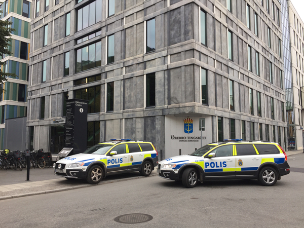 Polisen har satt in extra resurser och är tydligt närvarande inför häktningsförhandlingen i Örebro tingsrätt.