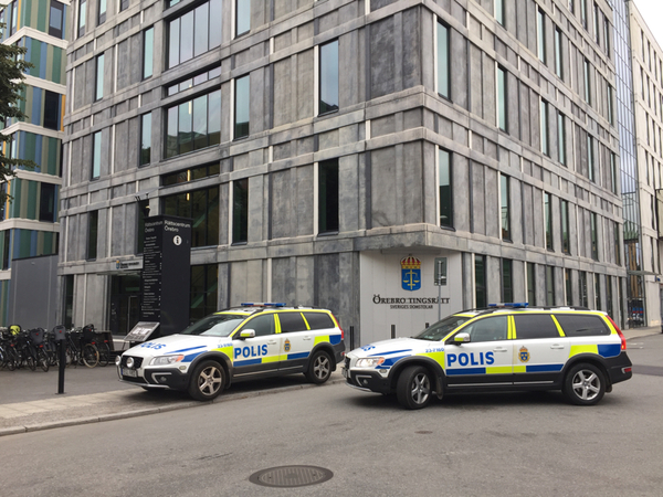 Polisen har satt in extra resurser och är tydligt närvarande inför häktningsförhandlingen i Örebro tingsrätt.