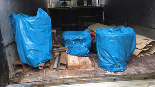 Material till en björnfälla på den misstänkte 37-åringens flak. Foto: Polisen
