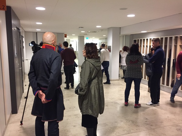 Bland åhörarna, som är betydligt fler idag än tidigare dagar, finns bland annat personal från Länsstyrelsen och media.