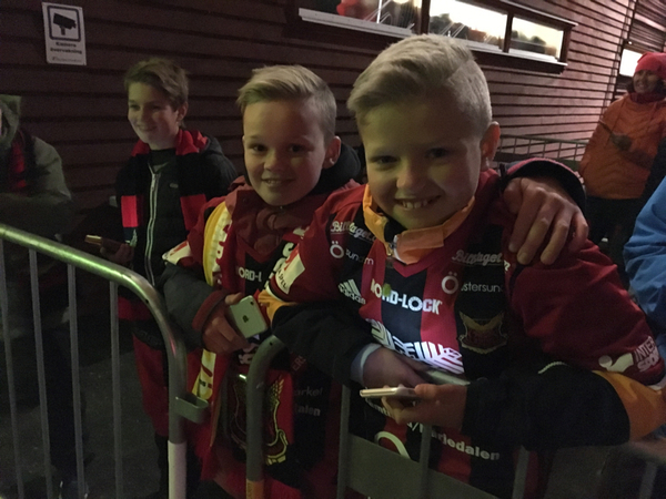 Dom väntar m mobilerna vid spelarbussen för att ta bilder ..