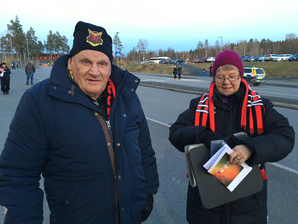 Bengt o Monica Halvarsson på väg in på arenan