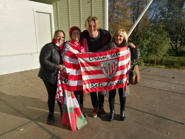 Spanska fans ville fotograferas tillsammans m SVT:s Lukas Johansson på stan idag