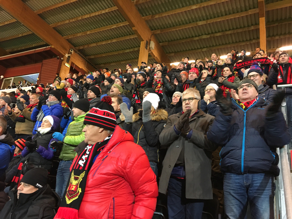 Publiken reser sig upp och gratulerar ÖFK t en poäng. Matchen slutar 2-2