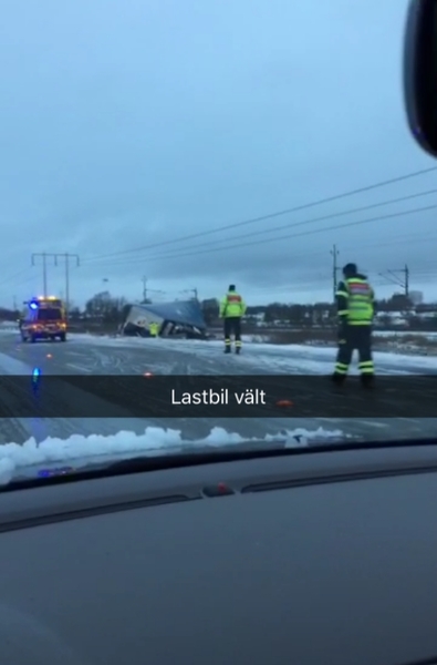 Lastbilen på E6 i Slöinge söder om Falkenberg.