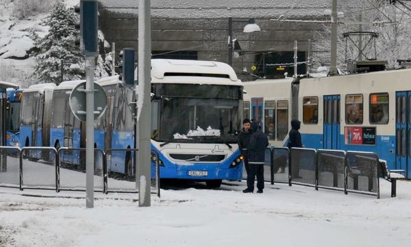 Många bussar har haft problem i morgontrafiken. Den här bussen fick stopp i backen vid Chalmers.