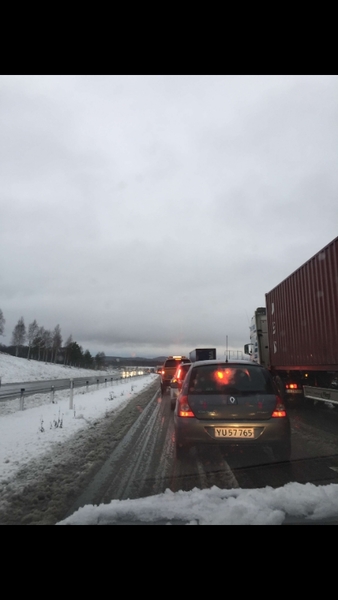 Långa köer på E6 vid Slöinge. En lastbil med farligt gods välte på morgonen.