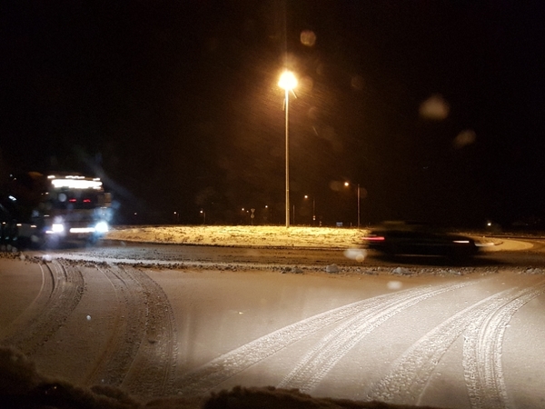Väg 15 i södra Halland för en stund sedan. Den blöta snön gjorde att trafiken flöt på i långsam takt.