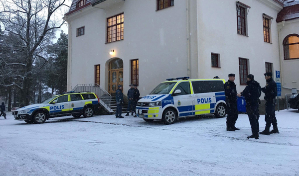 
Det råder ett stort säkerhetspådrag inför rättegången. Varenda besökare visiteras på samma sätt som om man är på en flygplats. Förutom tingets egna säkerhetsvakter är även polisen på plats.

Vilken sorts hotbild som det rör sig om vill man inte säga.

Även mediaintresset är stort med journalister på plats från flera stora media. Även allmänheten finns på plats. Förhållandevis många ungdomar bland de som vill se på rättegången.

