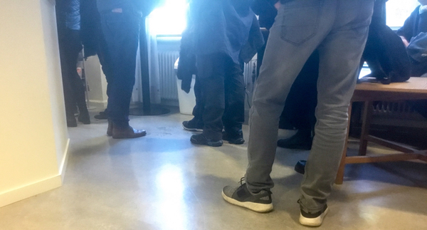 Redan en halvtimme innan tingsrätten återupptar rättegången började människor köa för att få sitta med som åhörare. Vid insläppet i morse var det många som inte fick vara med i den trånga rättssalen.