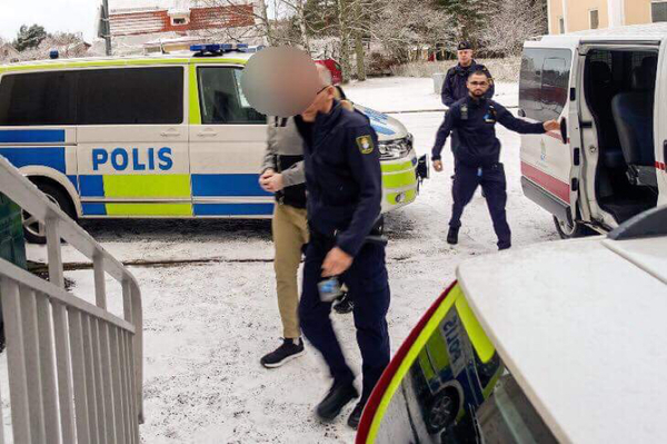 Vid nio-tiden så fördes den misstänkte expojkvännen in i Hudiksvalls tingsrätt under stort säkerhetspådrag.