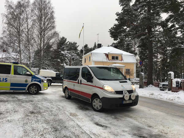 Med poliseskort förs nu expojkvännen till sin gård för synen.