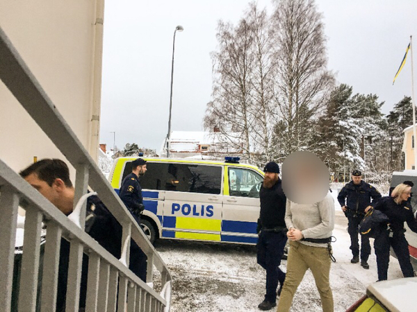 Den misstänkte expojkvännen har nyss anlänt till Hudiksvalls tingsrätt. Bevakningen är lika stor som i måndags.