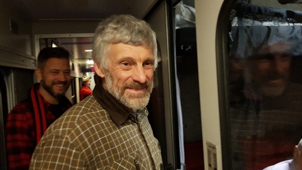 Thomas Wassberg är en av tågresenärerna. Han var, enligt en medresenär, en alldeles lysande fotbollsspelare i sin ungdom.

SVT - Så du satsade på helt fel sport alltså?

Thomas - Haha haha ha!