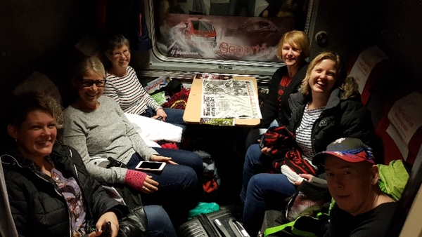 Trångt och mysigt. Fyra kompisar från labbet på Östersunds sjukhus delar kupé med två lärare. Alla från Östersund.