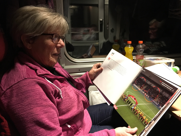 Siv Persson har den självklara reslektyren : Boken om ÖFK.