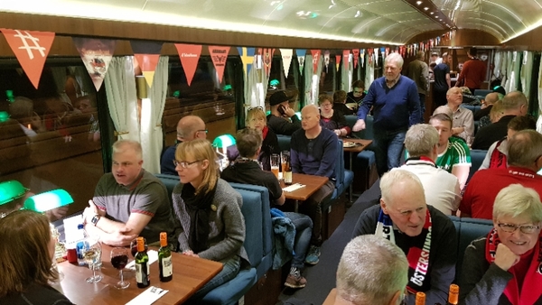 Fullt hus i restaurangvagnen som är specialdekorerat med flaggspel.