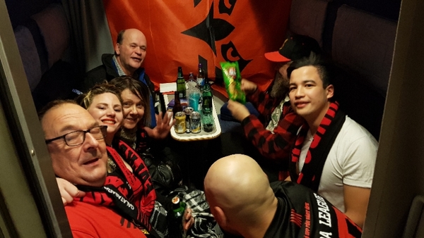 ÖFKs supporterklubb Falkarna fyller flera vagnar på tåget mot Berlin. I många kupeer blir det nog en sen natt.