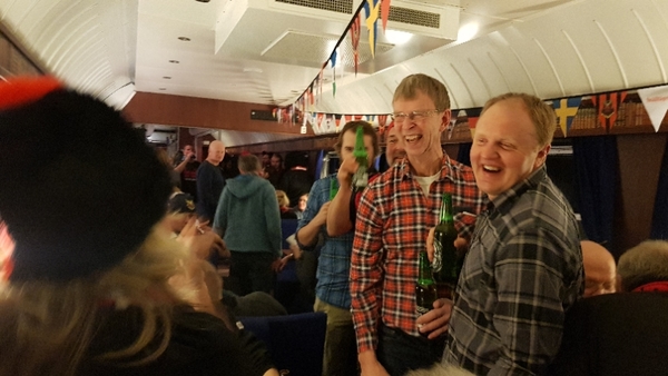 Bertil  och Roger från Alsen träffar många bekanta på tåget.