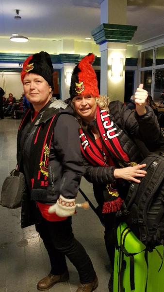 Maria och Linda från Offerdal och Krokom har laddat med egendesignade rödsvarta mössor.