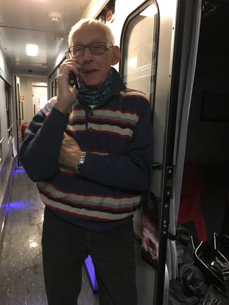 Jonas Hjelm ringer hem o berättar att det är så trevligt på tåget, Han har blivit bjuden på öl