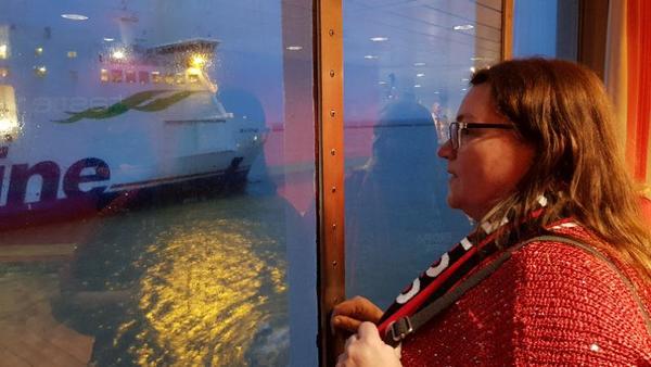 Marita Godén beundrar utsikten i Trelleborg när tågfärjan lämnar hamnen med kurs mot Tyska Sassnitz.