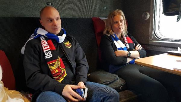 Ola Laxvik och Diana Lindgren som jobbar på ÖFKs kansli åker också med supportertåget och dokumenterar för klubbens räkning.