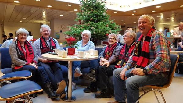 "Hackåsmaffian" omringar Marion Roos (utan halsduk) som är Hertha Berlin-supporter.