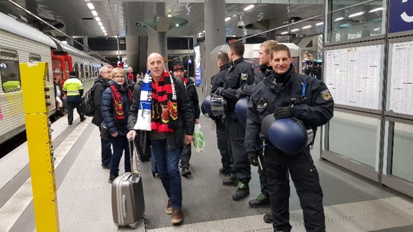 Tungt utrustad kravallpolis mötte supportrarna från Jämtland.