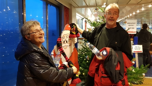 Även Tomten pyntas i ÖFKs färger, av Gunvor och Håkan Olsson från Persåsen.