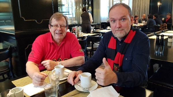 Lars-Erik Jönsson från Bara utanför Malmö och Dan Nordlöf med förflutet i KD-55 (Krokom Dvärsätt) har just avslutat sen  frukost på hotellet. Nu väntar en dag i Berlin före matchen ikväll.