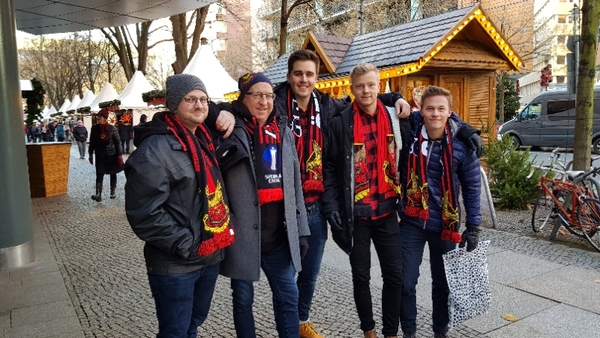 Längre ner på gatan hittar vi fler glada Östersundare som passar på att julhandla i Berlin.