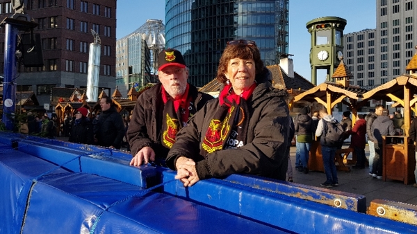 Ingvar och Britt-Louise Haraldsson har bytt jubestyren hemma i Rätan mot Potzdamer platz julmarknad.