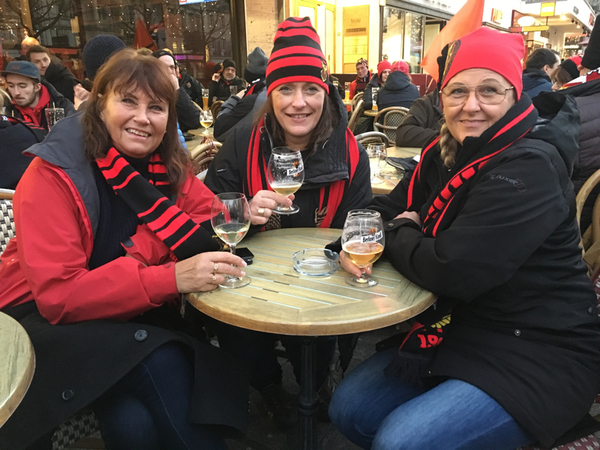 Tjejgänget från Oviken flög ner för att se sina favoriter..