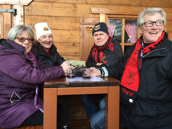 Cornelia och Björn Runsten och Nisse Johansson och Siv Persson kände inte varandra innan resan. Nu väntar de på matchen ihop